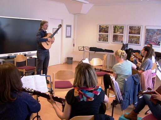 CD Zentrale innen Workshop Jeder lernt Gitarre mit Samuel Klemke